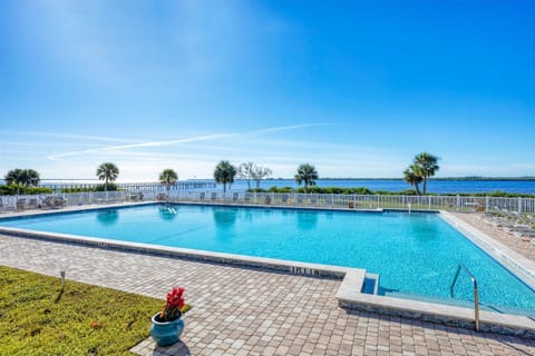 Quaint 2 bedroom, 2 bathroom condo on the Myakka River