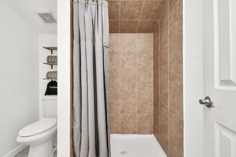 Enjoy a refreshing shower in the modern bathroom, equipped with stylish finishes and everything you need for a relaxing stay.