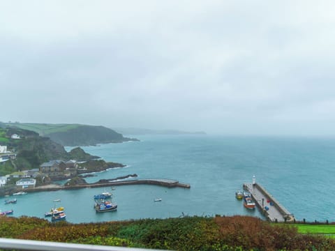 Body Of Water, Coast, Coastal And Oceanic Landforms, Cloud, Sea, Boat, Watercraft, Headland, Hill Station, Tourist Attraction