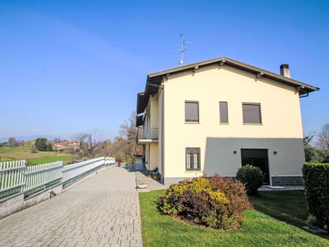 Sky, Building, Residential Area, House, Home, Architecture, Roof, Land Lot, Human Settlement, Estate