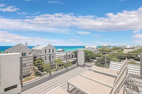 Rooftop Lookout/Lounge Area