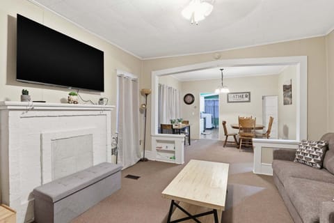 Furniture, Indoors, Living Room, Screen, Home Decor