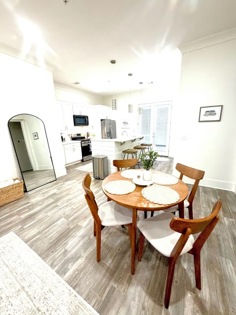 Dining area & kitchen