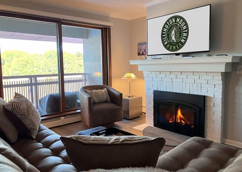 Comfort meets entertainment: fireplace and TV ready for you.