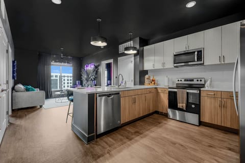 Fully equipped kitchen w/ bar seating for 4