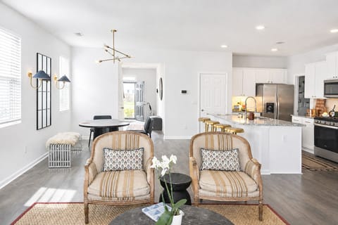 Light-filled open living, dining & kitchen—ideal for relaxing together.