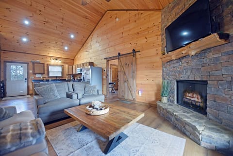 Rustic Moose- 4br/3ba, Hot Tub, Pool Table, Wifi, Views, Convenient to Ocoee river whitewater rafting