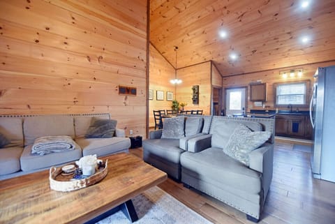 Rustic Moose- 4br/3ba, Hot Tub, Pool Table, Wifi, Views, Convenient to Ocoee river whitewater rafting