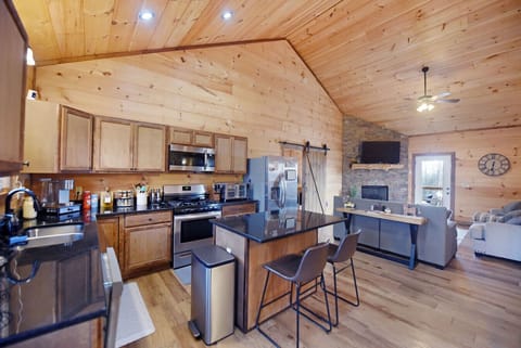 Rustic Moose- 4br/3ba, Hot Tub, Pool Table, Wifi, Views, Convenient to Ocoee river whitewater rafting