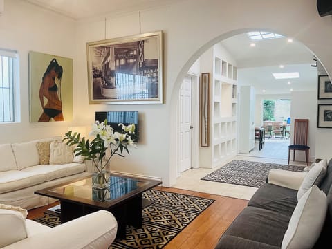 Art styed beach house Spacious, stylish and comfortable living area for six

