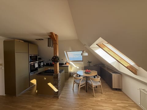 Kitchen & dining