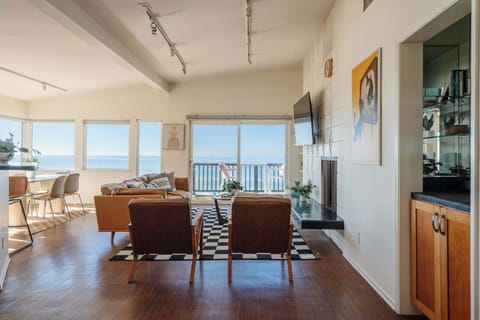 Step into a spacious and bright living area, where panoramic ocean views create a serene atmosphere for relaxation.