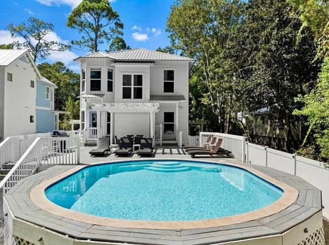 Back deck with pool/can be heated