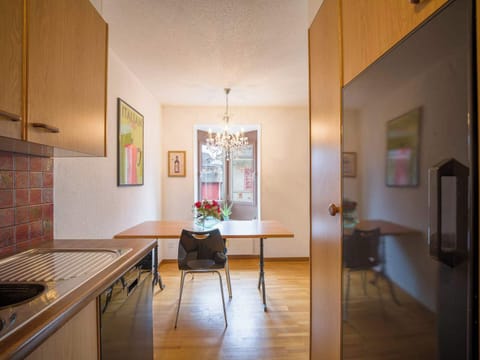 The dining area with a view into the neighbourhood Marzili