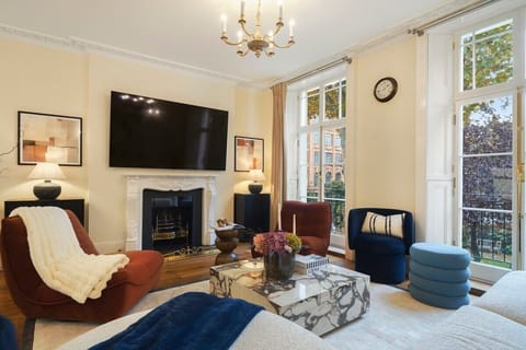 Luxurious living space to unwind after a day of shopping and sightseeing!