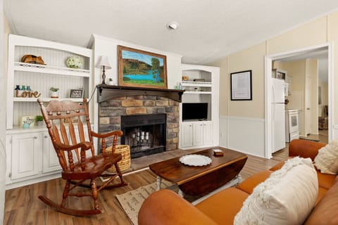 A charming corner with a Texas-style fireplace and hand-carved rocking chair. Ideal for morning coffee, conversation, or peaceful downtime.