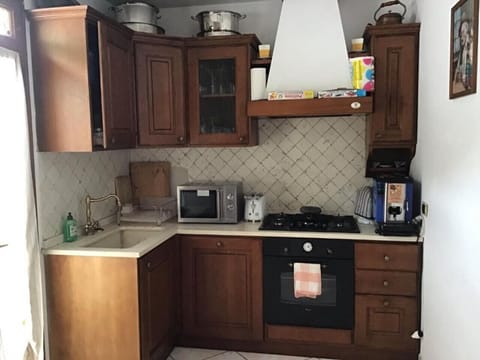 Traditional Tuscan kitchen with gas hob, microwave, and coffee machine – fully equipped for home cooking