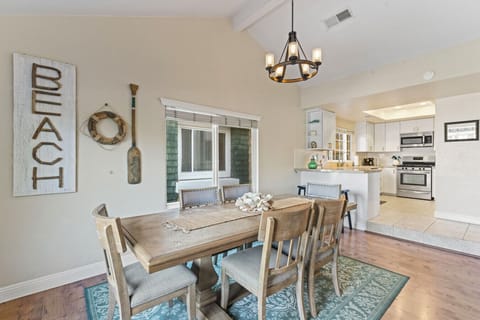 Dining area with seating for shared meals, steps from the fully equipped kitchen.