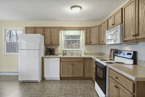 Kitchen, well equipped.