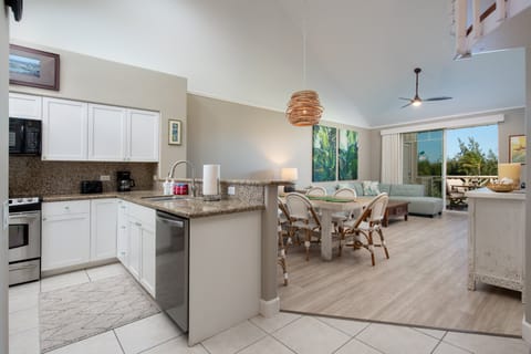 Fully-equipped kitchen, wonderful for blending your own home-made smoothies, preparing a delicious BBQ dinner, and everything in between