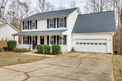 Simpsonville Vacation Rental | 3BR | 2.5BA | 3,000 Sq Ft | Stairs Required