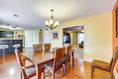 Main Dining Area | Dishware/Flatware Provided | Main Level