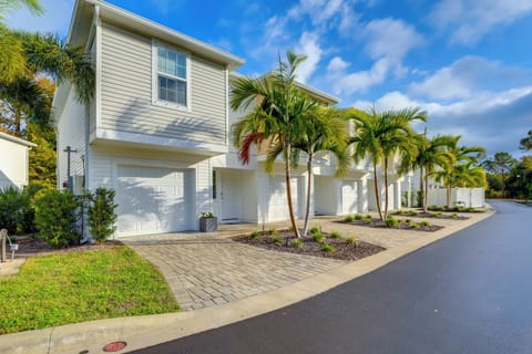 Bradenton Vacation Rental | 2BR | 2BA | 1,100 Sq Ft | Stairs Required