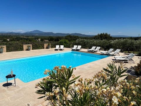 Vue Panoramique sur le Mont Ventoux et les Dentelles de Montmirail.
==> Piscine chauffée 14 X 7 m