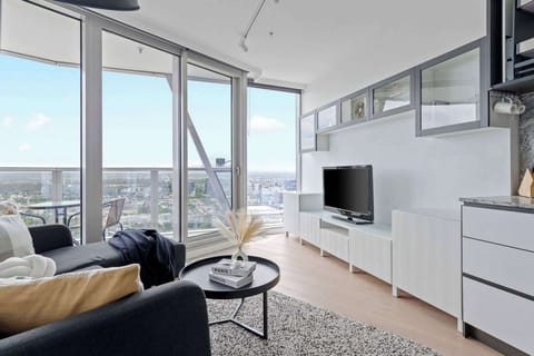 Tastefully furnished living area with a panoramic view over the city.