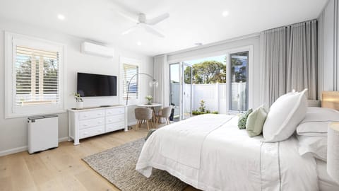 The Ankh, beachside studio in Tootgarook. Light-filled studio with a king bed and coastal style