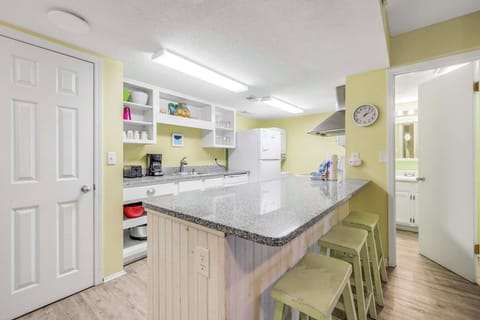 Eat-in kitchen bar seating