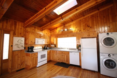 UPPER SUITE: Fully equipped kitchen so you can effortlessly prepare meals and enjoy quiet mornings or cozy evenings together