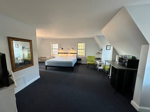 A spacious and comfortable room for your stay in Sheepscot Harbor Village