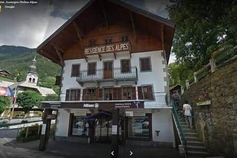 Residence des Alpes in summer from the Rue du Bourg