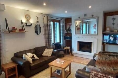 Lounge with fireplace (redecorated)