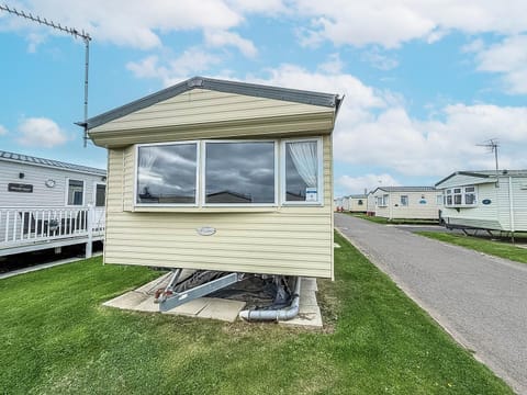 This is the perfect caravan for a family break in Norfolk, enjoy spending time all together on California Cliffs