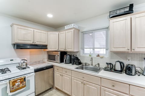 Kitchen | 1st Floor | Cooking Basics | Drip & Pod Coffee Makers | Air Fryer