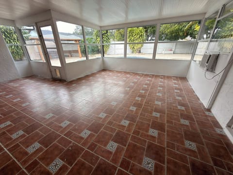Florida room with space and airconditioned. 