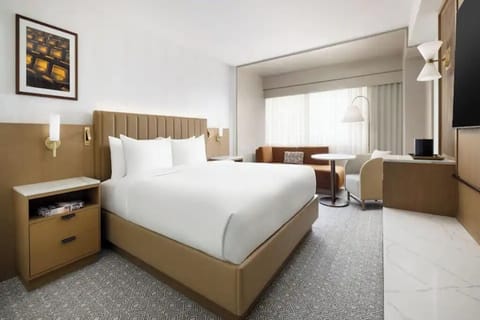 Unit with 1 King size bed. Interior and views may vary based on location and availability.