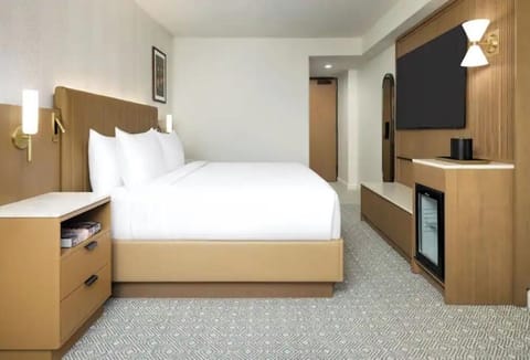 Unit with 1 King size bed. Interior and views may vary based on location and availability.