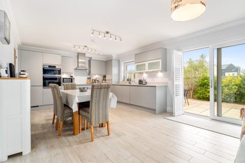 Cottage Mews - 3 Bedroom Cottage - Tenby (26885)