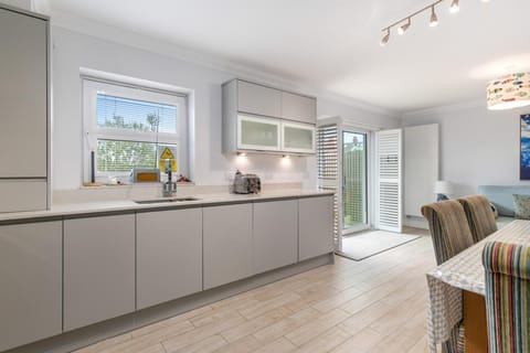 Cottage Mews - 3 Bedroom Cottage - Tenby (26887)