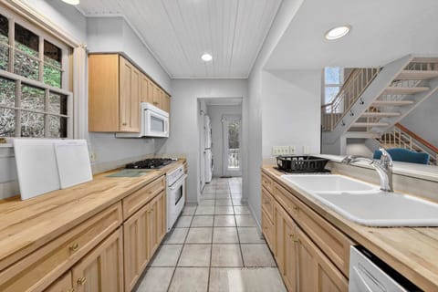 A practical and tidy space with all the essentials—perfect for preparing meals, packing snacks for the day, or sipping coffee while enjoying the morning quiet.