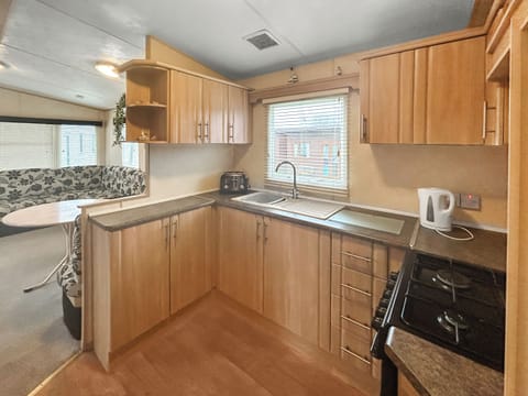 Kitchen | Pete&rsquo;s Holiday Home, Mablethorpe
