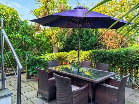 Sitting-out-area | East Winds, Salcombe