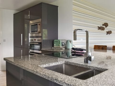 Kitchen | Sea The Sea - Seasons Apartments, Woolacombe