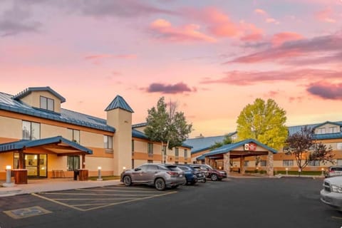 Arrive at sunset to a welcoming, easy-access entrance.