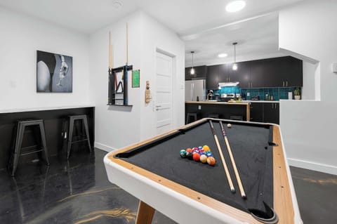 Prenez une queue et que les jeux commencent ! Notre espace de billard dédié est prêt pour une compétition amicale et des rires jusqu'au bout de la nuit. Qui paie la prochaine tournée ?