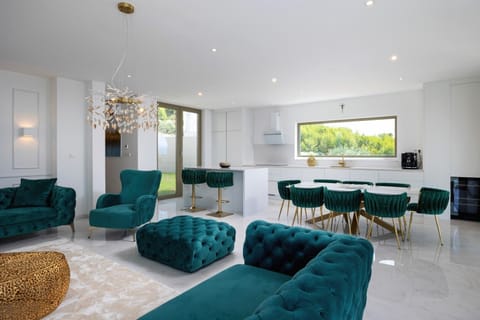 The ground floor combines the spacious living room, stylish dining area, and fully equipped modern kitchen.