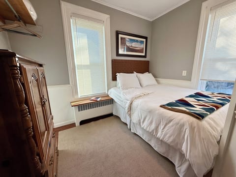 Bedroom w/ queen bed